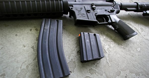 Les chargeurs de grande capacité resteront légaux en Californie suite à la décision d'un juge vendredi, citant un cambriolage au cours duquel une femme avait utilisé les balles supplémentaires dans son arme pour tuer un agresseur et deux autres femmes sans munitions supplémentaires avaient manqué de balles. Les chargeurs d'armes à feu sont toujours légaux en Californie Un juge du sud de la Californie a annulé vendredi une loi californienne sur le contrôle des armes à feu que le gouverneur Gavin Newsom avait défendue il y a trois ans, estimant que l'interdiction des chargeurs à grande capacité était inconstitutionnelle. "Les droits individuels et la liberté ne sont pas des concepts démodés", a écrit Roger Benitez, un juge de district de San Diego. Il a qualifié la loi qui aurait interdit de posséder des chargeurs contenant plus de 10 balles d'inconstitutionnelle. Dans une décision sensationnelle de 86 pages - qui s'ouvre sur trois vignettes sanglantes relatant de véritables cambriolages avec effraction et saluant les bienfaits des balles à notre disposition - Benitez écrit moins comme un juge que comme un pamphlétaire du lobby des armes à feu. Dans sa décision, Benitez détaille plusieurs récits de personnes se défendant contre des effractions qui se retrouvent à court de munitions en tirant sur les malfaiteurs. Il laisse entendre qu'elle auraient pu bénéficier de chargeurs de grande capacité. Il déclare également qu’en 2017 seulement, "39 millions d’habitants de la Californie ont été victimes de 56 609 vols, 105 391 voies de fait graves et 95 942 cambriolages résidentiels. En outre, 423 homicides ont été commis dans les résidences des victimes". “L’interdiction des chargeurs choisit arbitrairement 10 balles comme capacité de chargeur dont la possession est illégale. […] L’interdiction des chargeurs de plus de 10 balles équivaut à l’interdiction de toute une catégorie "d’armes" choisies en très grande majorité par des citoyens américains dans un but légitime de légitime défense", explique-t-il. Benitez souligne que l'objectif déclaré de l'interdiction des chargeurs de grande capacité - réduire la létalité des fusillades de masse - est lié à un petit sous-ensemble de crimes "extrêmement rares" : des cas dans lesquels la nécessité de changer de chargeur crée une "pause critique" au cours de laquelle l'auteur des faits pourrait être maîtrisé ou ses victimes pourraient s'échapper. Les utilisations défensives des armes à feu sont beaucoup plus courantes et, au début du texte de sa décision, Benitez décrit plusieurs cas dans lesquels avoir eu plus de 10 balles aurait pu constituer une différence cruciale. "Du point de vue d'une victime qui tente de défendre son domicile et sa famille", explique-t-il, "le temps nécessaire pour recharger une arme après le dixième coup pourrait être qualifié de "pause mortelle", car il faut généralement beaucoup plus de temps à la victime pour re-charger (quand elle y arrive) qu’à celui qui planifie une attaque." La NRA soutient totalement la décision La loi californienne interdit d'acheter ou de vendre de tels chargeurs depuis 2000, mais ceux qui en avaient auparavant ont été autorisés à les conserver. La National Rifle Association (NRA), qui a soutenu le procès, a salué cette décision comme une "grande victoire pour les propriétaires d'armes à feu".