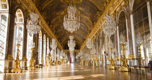 Versailles organise une rave cet été dans la Galerie des Glaces