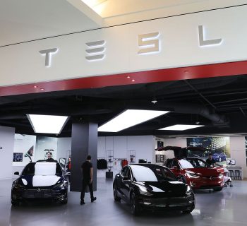 Tesla annonce que quatre de ses administrateurs quitteront bientôt l'entreprise