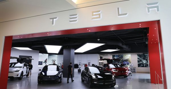 Tesla annonce que quatre de ses administrateurs quitteront bientôt l'entreprise