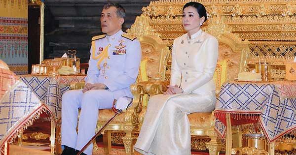 Le nouveau roi thaïlandais Maha Vajiralongkorn a été couronné officiellement, avec une audience publique