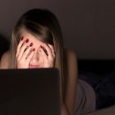 La loi britannique sur le revenge porn n'est pas appliquée correctement