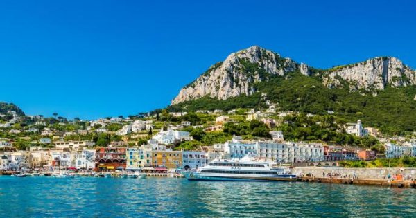 Les touristes de Capri condamnés à une amende de 500 € pour avoir utilisé du plastique - d'autres destinations suivront-elles ?