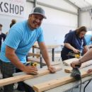 Un homme quitte son travail pour construire des lits pour les enfants dans le besoin et son œuvre de bienfaisance prend son envol