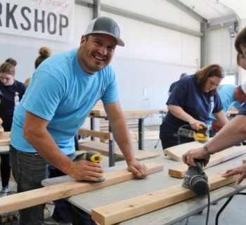 Un homme quitte son travail pour construire des lits pour les enfants dans le besoin et son œuvre de bienfaisance prend son envol