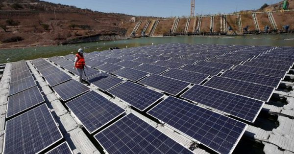 Tesla veut relancer son activité d'énergie solaire en baissant les prix des panneaux solaires