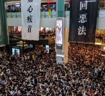 Les manifestations à Hong-Kong provoquent l'annulation de vols et le blocage de routes