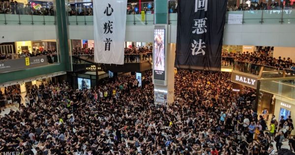 Les manifestations à Hong-Kong provoquent l'annulation de vols et le blocage de routes
