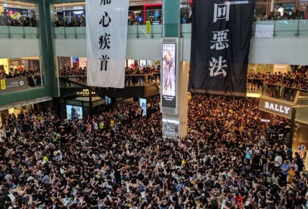Les manifestations à Hong-Kong provoquent l'annulation de vols et le blocage de routes