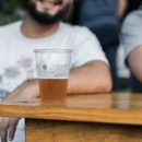 Un homme atteint d'un syndrome rare ne cessait d'être ivre sans consommer d'alcool. Il s'est avéré que son intestin brassait sa propre boisson.