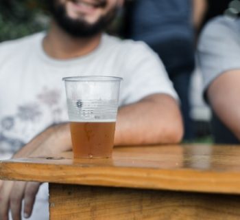 Un homme atteint d'un syndrome rare ne cessait d'être ivre sans consommer d'alcool. Il s'est avéré que son intestin brassait sa propre boisson.