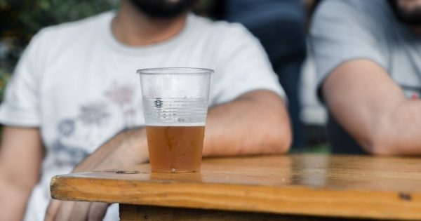 Un homme atteint d'un syndrome rare ne cessait d'être ivre sans consommer d'alcool. Il s'est avéré que son intestin brassait sa propre boisson.